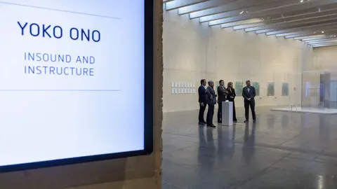 El presidente de la Junta de Castilla y León, Alfonso Fernández Mañueco, visitó este miércoles en León la exposición 'Yoko Ono. Insound and Instructure', una amplia selección de trabajos de la creadora japonesa que el Museo de Arte Contemporáneo de Castilla y León (Musac) ofrece al público hasta el 17 de mayo de 2026.