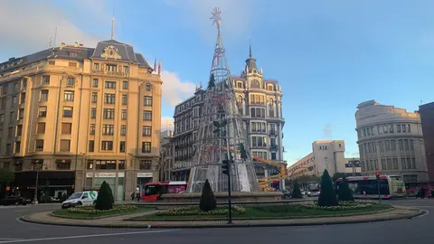 La fuente de la rotonda de Santo Domingo ya luce un gran árbol de luces que se encenderá, junto al resto de los adornos navideños, el próximo jueves 27 de noviembre. Foto: A.F.R.