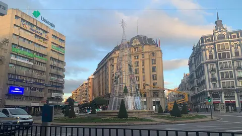La fuente de la rotonda de Santo Domingo ya luce un gran árbol de luces que se encenderá, junto al resto de los adornos navideños, el próximo jueves 27 de noviembre. Foto: A.F.R.