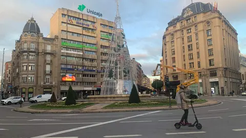 La fuente de la rotonda de Santo Domingo ya luce un gran árbol de luces que se encenderá, junto al resto de los adornos navideños, el próximo jueves 27 de noviembre. Foto: A.F.R.