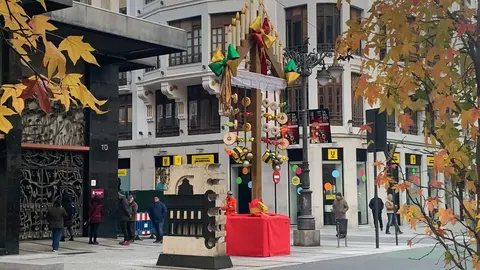 Un gran ramo leonés adorna ya la avenida de Ordoño II frente a la sede del Ayuntamiento de León. Foto: A.F.R.