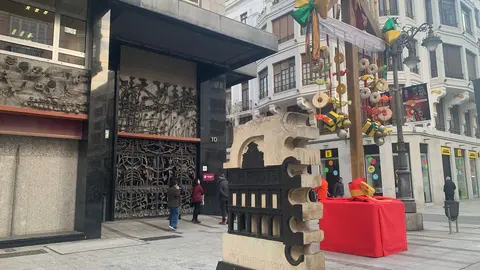 Un gran ramo leonés adorna ya la avenida de Ordoño II frente a la sede del Ayuntamiento de León. Foto: A.F.R.