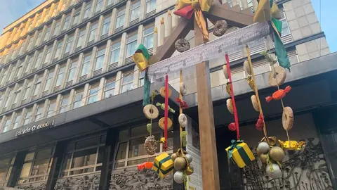 Un gran ramo leonés adorna ya la avenida de Ordoño II frente a la sede del Ayuntamiento de León. Foto: A.F.R.