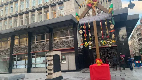 Un gran ramo leonés adorna ya la avenida de Ordoño II frente a la sede del Ayuntamiento de León. Foto: A.F.R.