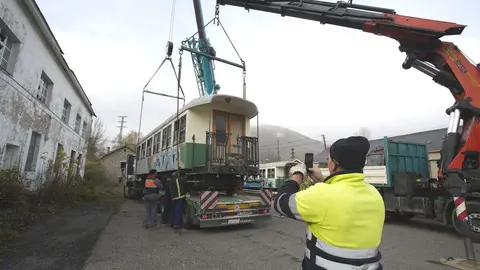 Recepción de los coches de pasajeros del tren turístico del Ponfeblino. Foto: César Sánchez.