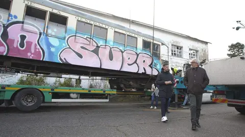 El presidente del Consorcio del Ponfeblino, Mario Rivas (I), junto al presidente del Consejo Comarcal del Bierzo, Olegario Ramón (D), durante la recepción de los coches de pasajeros del tren turístico. Foto: César Sánchez.