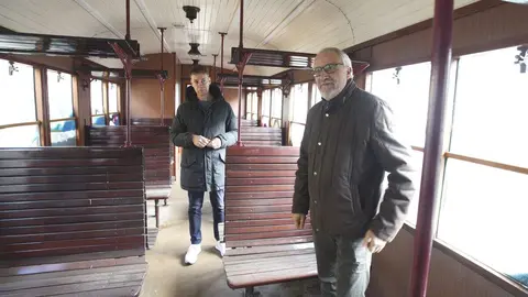El presidente del Consorcio del Ponfeblino, Mario Rivas (I), junto al presidente del Consejo Comarcal del Bierzo, Olegario Ramón (D), durante la recepción de los coches de pasajeros del tren turístico. Foto: César Sánchez.