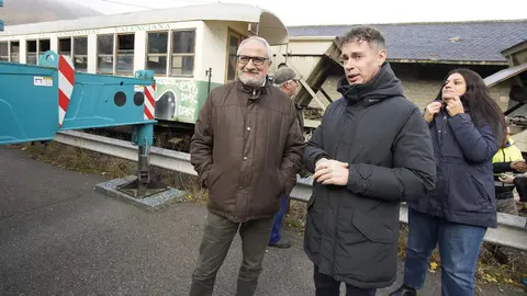 El presidente del Consorcio del Ponfeblino, Mario Rivas (D), junto al presidente del Consejo Comarcal del Bierzo, Olegario Ramón (I), durante la recepción de los coches de pasajeros del tren turístico. Foto: César Sánchez.
