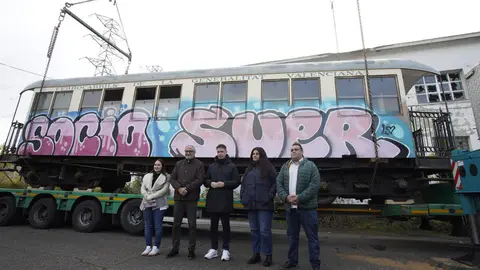 El presidente del Consorcio del Ponfeblino, Mario Rivas (D), junto al presidente del Consejo Comarcal del Bierzo, Olegario Ramón (I), durante la recepción de los coches de pasajeros del tren turístico. Foto: César Sánchez.