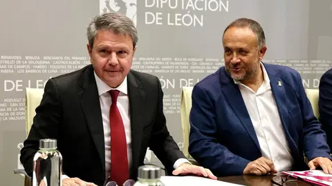 La Diputación de León acoge una reunión del secretario de Estado de Transportes y Movilidad Sostenible, José Antonio Santano, con los alcaldes por cuyos municipios transcurre la línea de Feve, y a la que acuden también el presidente provincial, Gerardo Álvarez Courel, y el vicepresidente, Roberto Aller, como anfitriones. Foto: Campillo.