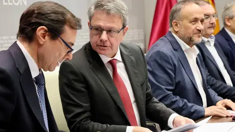 La Diputación de León acoge una reunión del secretario de Estado de Transportes y Movilidad Sostenible, José Antonio Santano, con los alcaldes por cuyos municipios transcurre la línea de Feve, y a la que acuden también el presidente provincial, Gerardo Álvarez Courel, y el vicepresidente, Roberto Aller, como anfitriones. Foto: Campillo.