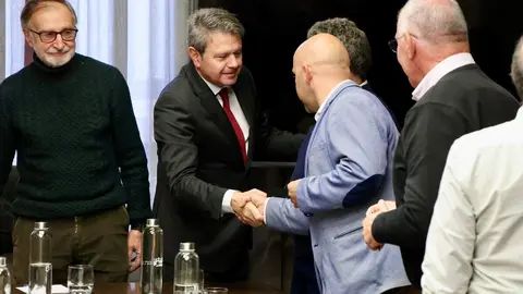 La Diputación de León acoge una reunión del secretario de Estado de Transportes y Movilidad Sostenible, José Antonio Santano, con los alcaldes por cuyos municipios transcurre la línea de Feve, y a la que acuden también el presidente provincial, Gerardo Álvarez Courel, y el vicepresidente, Roberto Aller, como anfitriones. Foto: Campillo.