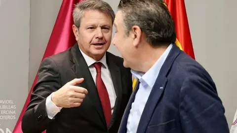 La Diputación de León acoge una reunión del secretario de Estado de Transportes y Movilidad Sostenible, José Antonio Santano, con los alcaldes por cuyos municipios transcurre la línea de Feve, y a la que acuden también el presidente provincial, Gerardo Álvarez Courel, y el vicepresidente, Roberto Aller, como anfitriones. Foto: Campillo.