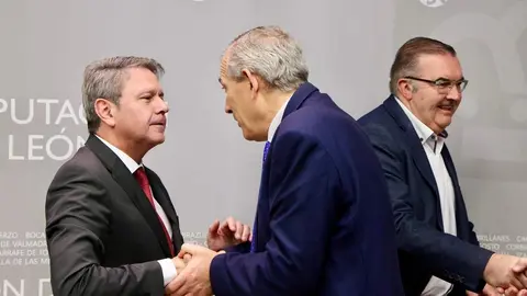La Diputación de León acoge una reunión del secretario de Estado de Transportes y Movilidad Sostenible, José Antonio Santano, con los alcaldes por cuyos municipios transcurre la línea de Feve, y a la que acuden también el presidente provincial, Gerardo Álvarez Courel, y el vicepresidente, Roberto Aller, como anfitriones. Foto: Campillo.