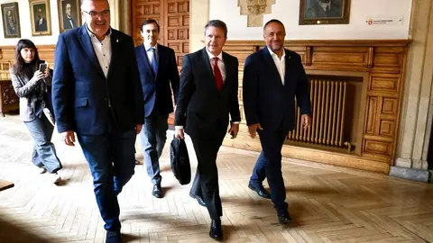 La Diputación de León acoge una reunión del secretario de Estado de Transportes y Movilidad Sostenible, José Antonio Santano, con los alcaldes por cuyos municipios transcurre la línea de Feve, y a la que acuden también el presidente provincial, Gerardo Álvarez Courel, y el vicepresidente, Roberto Aller, como anfitriones. Foto: Campillo.