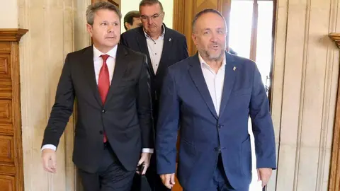 La Diputación de León acoge una reunión del secretario de Estado de Transportes y Movilidad Sostenible, José Antonio Santano, con los alcaldes por cuyos municipios transcurre la línea de Feve, y a la que acuden también el presidente provincial, Gerardo Álvarez Courel, y el vicepresidente, Roberto Aller, como anfitriones. Foto: Campillo.