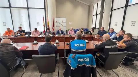 La Delegación Territorial de la Junta en León ha reunido a representantes de todas las administraciones con el fin de coordinar el operativo frente a fenómenos meteorológicos adversos, especialmente nevadas, para el periodo comprendido entre el 1 de noviembre de 2025 y el 30 de abril de 2026.