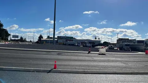 La nueva glorieta de Trobajo reabre el acceso desde la N-120 tras dos años de bloqueo y desbloquea un paso clave en el alfoz. La infraestructura, utilizada por cerca de 30.000 vehículos diarios, recupera la conexión anulada desde un accidente ocurrido en 2022 y culmina una obra que ha acumulado más de año y medio de trabajos. Fotos: M.A. García