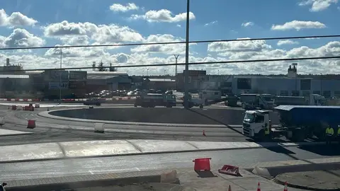 La nueva glorieta de Trobajo reabre el acceso desde la N-120 tras dos años de bloqueo y desbloquea un paso clave en el alfoz. La infraestructura, utilizada por cerca de 30.000 vehículos diarios, recupera la conexión anulada desde un accidente ocurrido en 2022 y culmina una obra que ha acumulado más de año y medio de trabajos. Fotos: M.A. García