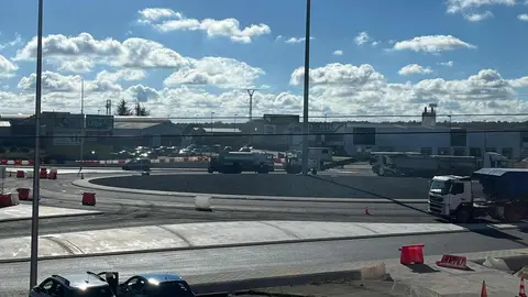 La nueva glorieta de Trobajo reabre el acceso desde la N-120 tras dos años de bloqueo y desbloquea un paso clave en el alfoz. La infraestructura, utilizada por cerca de 30.000 vehículos diarios, recupera la conexión anulada desde un accidente ocurrido en 2022 y culmina una obra que ha acumulado más de año y medio de trabajos. Fotos: M.A. García