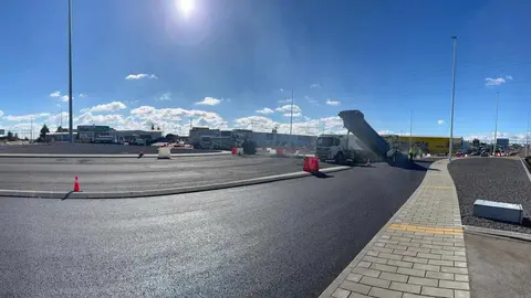 La nueva glorieta de Trobajo reabre el acceso desde la N-120 tras dos años de bloqueo y desbloquea un paso clave en el alfoz. La infraestructura, utilizada por cerca de 30.000 vehículos diarios, recupera la conexión anulada desde un accidente ocurrido en 2022 y culmina una obra que ha acumulado más de año y medio de trabajos. Fotos: M.A. García