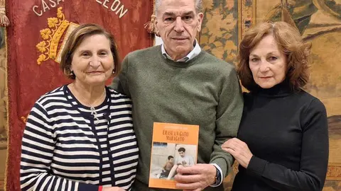 Carlos Fernández del Ganso presenta en la Casa de León su nuevo libro y una muestra pictórica. El autor, médico y psicoanalista, estrenó 'Érase un gato maragato' y abrió la exposición 'Estambres y pistilos', formada por 28 óleos.