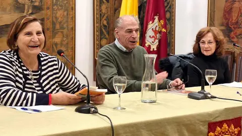 Carlos Fernández del Ganso presenta en la Casa de León su nuevo libro y una muestra pictórica. El autor, médico y psicoanalista, estrenó 'Érase un gato maragato' y abrió la exposición 'Estambres y pistilos', formada por 28 óleos.
