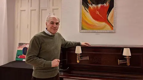 Carlos Fernández del Ganso presenta en la Casa de León su nuevo libro y una muestra pictórica. El autor, médico y psicoanalista, estrenó 'Érase un gato maragato' y abrió la exposición 'Estambres y pistilos', formada por 28 óleos.