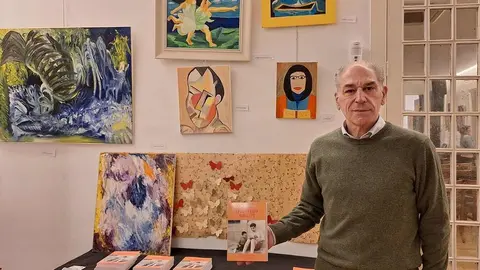 Carlos Fernández del Ganso presenta en la Casa de León su nuevo libro y una muestra pictórica. El autor, médico y psicoanalista, estrenó 'Érase un gato maragato' y abrió la exposición 'Estambres y pistilos', formada por 28 óleos.