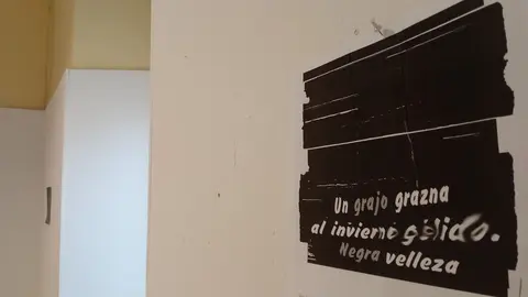 'Instantes de Cristal': haikus y poesía visual de Gustavo Vega en León. El poeta leonés presenta en la galería IA del colegio marista San José una muestra de 14 obras en las que explora la “poesía pura” a través del haiku y la imagen.
