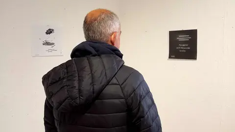 'Instantes de Cristal': haikus y poesía visual de Gustavo Vega en León. El poeta leonés presenta en la galería IA del colegio marista San José una muestra de 14 obras en las que explora la “poesía pura” a través del haiku y la imagen.