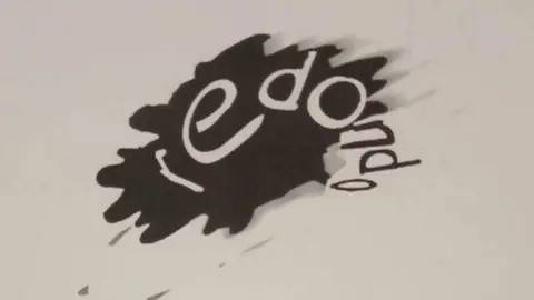 'Instantes de Cristal': haikus y poesía visual de Gustavo Vega en León. El poeta leonés presenta en la galería IA del colegio marista San José una muestra de 14 obras en las que explora la “poesía pura” a través del haiku y la imagen.