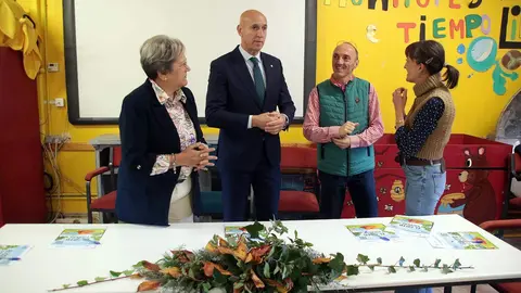 El alcalde de León, José Antonio Diez, presenta las actividades del Coto Escolar a los directores de los colegios de la ciudad. Foto: Peio García.
