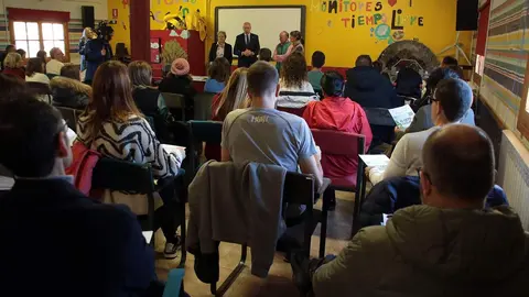 El alcalde de León, José Antonio Diez, presenta las actividades del Coto Escolar a los directores de los colegios de la ciudad. Foto: Peio García.