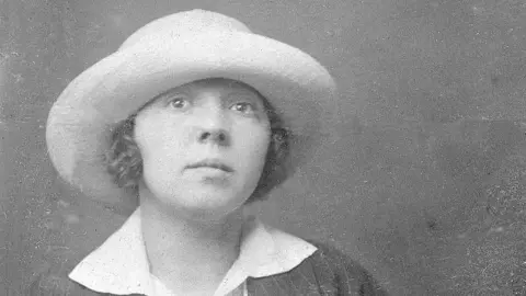 Fotografía del pasaporte de María Sánchez MIñambres. 1920