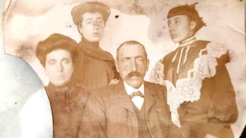 José Sanchez Puelles con sus hijas. María está a la derecha. Fotografía anterior a 1911.