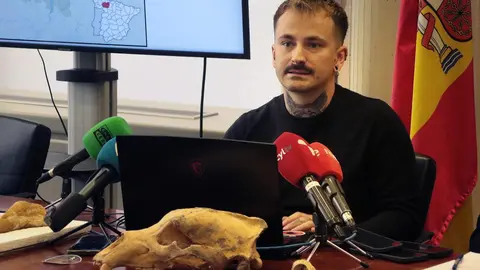 El delegado territorial de la Junta, Eduardo Diego. el coordinador del proyecto y paleobiólogo Darío Fidalgo, la profesora de Paleontología de la Universidad de León, Esperanza Fernández, y el profesor de Prehistoria de la ULE, Carlos Fernández presentan los resultados provisionales de la primera campaña de recuperación de restos de fauna del Cuaternario en cuevas de la provincia de León. Foto: Peio García.