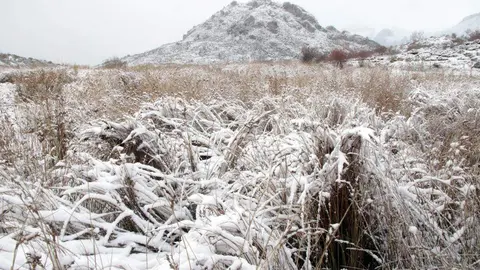 La primera nevada de la temporada llega a las cumbres de la vertiente leonesa de la Cornisa Cantábrica. Foto: Peio García