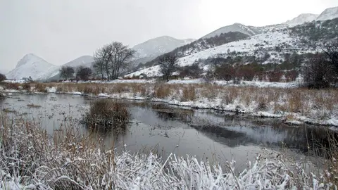La primera nevada de la temporada llega a las cumbres de la vertiente leonesa de la Cornisa Cantábrica. Foto: Peio García