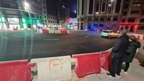 La nueva rotonda del Puente de los Leones abre al tráfico tras meses de obras y dos jornadas 'largas' de cierre  El Ayuntamiento de León habilita la circulación en la glorieta, aún pendiente de mobiliario urbano, señalización definitiva y nueva iluminación