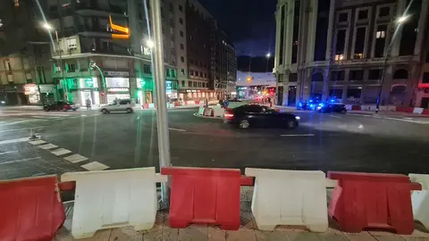 La nueva rotonda del Puente de los Leones abre al tráfico tras meses de obras y dos jornadas 'largas' de cierre  El Ayuntamiento de León habilita la circulación en la glorieta, aún pendiente de mobiliario urbano, señalización definitiva y nueva iluminación