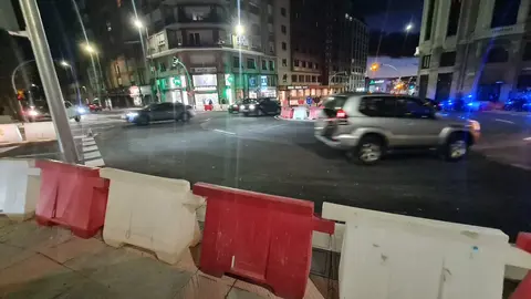 La nueva rotonda del Puente de los Leones abre al tráfico tras meses de obras y dos jornadas 'largas' de cierre  El Ayuntamiento de León habilita la circulación en la glorieta, aún pendiente de mobiliario urbano, señalización definitiva y nueva iluminación