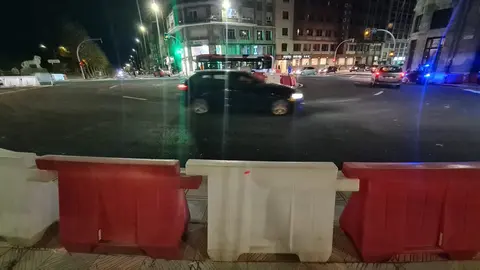 La nueva rotonda del Puente de los Leones abre al tráfico tras meses de obras y dos jornadas 'largas' de cierre  El Ayuntamiento de León habilita la circulación en la glorieta, aún pendiente de mobiliario urbano, señalización definitiva y nueva iluminación