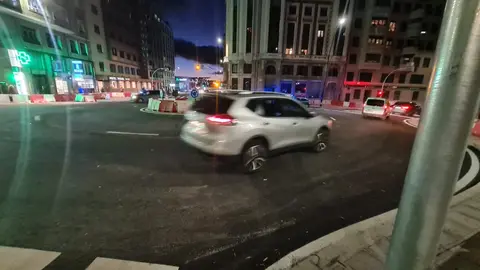 La nueva rotonda del Puente de los Leones abre al tráfico tras meses de obras y dos jornadas 'largas' de cierre  El Ayuntamiento de León habilita la circulación en la glorieta, aún pendiente de mobiliario urbano, señalización definitiva y nueva iluminación