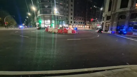 La nueva rotonda del Puente de los Leones abre al tráfico tras meses de obras y dos jornadas 'largas' de cierre  El Ayuntamiento de León habilita la circulación en la glorieta, aún pendiente de mobiliario urbano, señalización definitiva y nueva iluminación