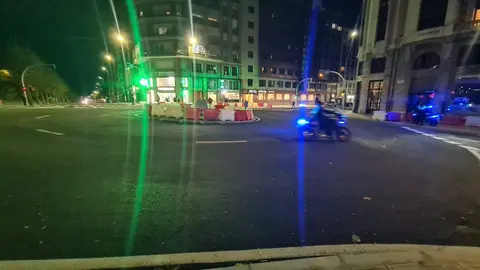 La nueva rotonda del Puente de los Leones abre al tráfico tras meses de obras y dos jornadas 'largas' de cierre  El Ayuntamiento de León habilita la circulación en la glorieta, aún pendiente de mobiliario urbano, señalización definitiva y nueva iluminación