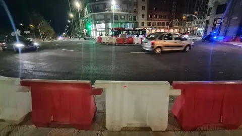 La nueva rotonda del Puente de los Leones abre al tráfico tras meses de obras y dos jornadas 'largas' de cierre  El Ayuntamiento de León habilita la circulación en la glorieta, aún pendiente de mobiliario urbano, señalización definitiva y nueva iluminación