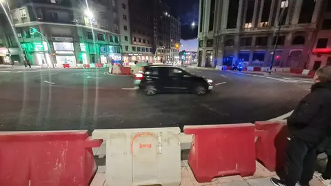 La nueva rotonda del Puente de los Leones abre al tráfico tras meses de obras y dos jornadas 'largas' de cierre  El Ayuntamiento de León habilita la circulación en la glorieta, aún pendiente de mobiliario urbano, señalización definitiva y nueva iluminación