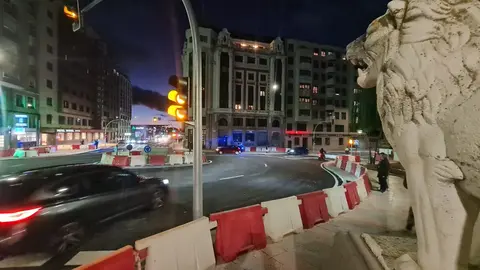 La nueva rotonda del Puente de los Leones abre al tráfico tras meses de obras y dos jornadas 'largas' de cierre  El Ayuntamiento de León habilita la circulación en la glorieta, aún pendiente de mobiliario urbano, señalización definitiva y nueva iluminación