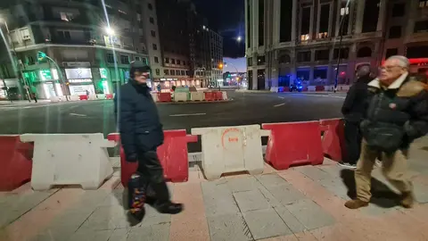 La nueva rotonda del Puente de los Leones abre al tráfico tras meses de obras y dos jornadas 'largas' de cierre  El Ayuntamiento de León habilita la circulación en la glorieta, aún pendiente de mobiliario urbano, señalización definitiva y nueva iluminación